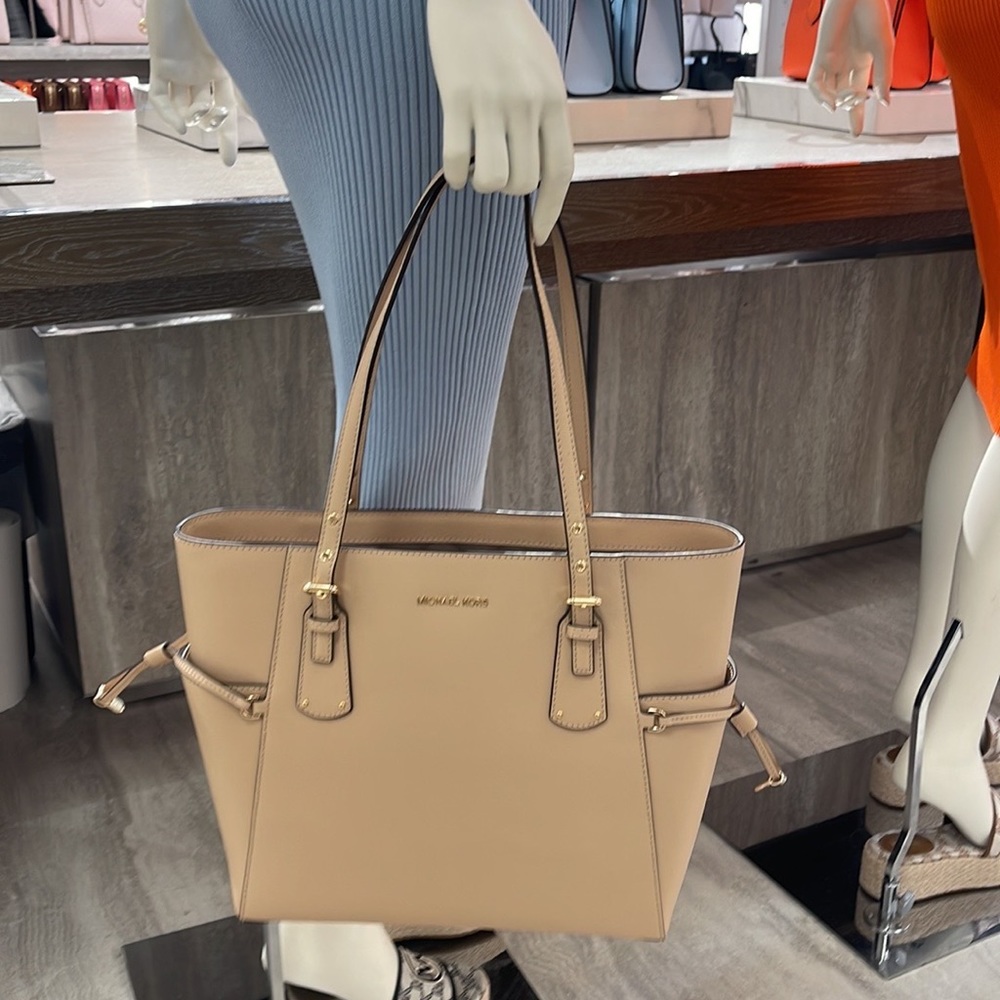 Michael Kors Voyager Small Saffiano Leather Tote Bag
Style#30H1GV6T4T
NWT
OYSTER - Picture 8 of 16